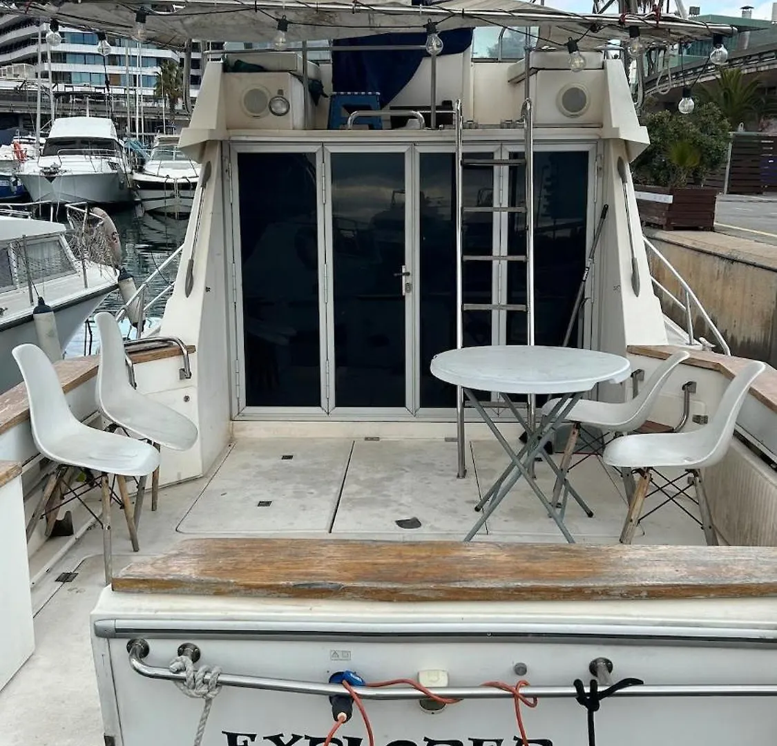 Hotel na wodzie Hotel Motorboat In The Harbor Barcelona Hiszpania